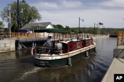 뉴욕주 워터포드 인근 이리 운하에서 운행하는 유람선.
