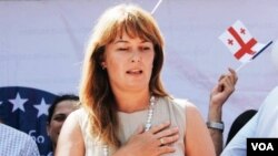 მეუღლეს წინააღმდეგობის მიუხედავად, სანდრა რულოვსი პარლამენტის წევრი ხდება