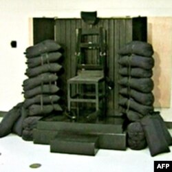 Nohukumat tashkilotlar hisobicha, Amerikada odam o’ldirganlik aybi 2010 yilda 40 dan ziyod fuqaro qatl etilgan.