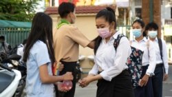 សិស្សានុសិស្ស​ត្រូវ​បាញ់​អាកុល​សម្អាត​ដៃ​មុន​នឹង​ចូល​តាម​ថ្នាក់​រៀន ​អំឡុង​ថ្ងៃ​ដំបូង​នៃ​បវេសនកាល​ឆ្នាំ​សិក្សា​២០២០-២០២១ បន្ទាប់​ពី​ការ​ឆ្លង​រាតត្បាត​នៃ​ជំងឺ​កូវីដ១៩ ក្នុង​សហគមន៍​បាន​បញ្ចប់ ​រាជធានី​ភ្នំពេញ ថ្ងៃទី១១ ខែមករា ឆ្នាំ២០២១។ (ទុំ ម្លិះ/វីអូអេ)