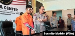 Karo Penmas Divisi Humas Polri Brigjen Dedi Prasetyo dan tersangka Andi Bibir di Kemenko Polhukam, Sabtu, 25 Mei 2019. (Foto: Sasmito Madrim/VOA)