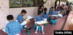 Puluhan siswa SD berlatih membatik di sentra Kampung Batik Laweyan Solo, Rabu, 2 Oktober 2019. (Foto: VOA/ Yudha Satriawan)