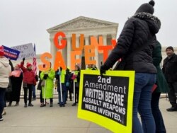 지난해 12월 총기 규제를 찬성하는 시민들이 미 연방 대법원 앞에서 시위하고 있다. (자료사진)