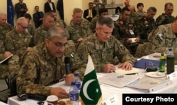 Pakistan army chief General Qamar Javed Bajwa (L) and Commadner of U.S. and Resolute Support military mission General John Nicholson attending the security conference in Kabul, Feb. 13, 2018. (Courtesy Pakistan army media wing, ISPR)