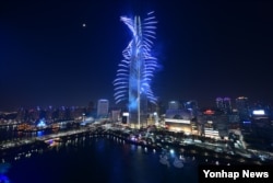 롯데월드타워 공식 개장 전날인 2일 진행된 '하나되어 함께하는 롯데월드타워 불꽃축제' 전경. (롯데물산 제공)