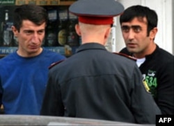 Medvedev fojeada xavfsizlik xizmatini aybladi, muhojirlar xavotirda