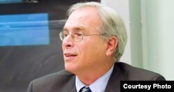 东北大学法学院教授罗杰•阿伯拉姆斯