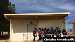 캘리포니아주 시골 산지인 뉴쿠야마의 쿠야마밸리 고등학교 학생들이 교실 밖에 서 있다. (자료사진)