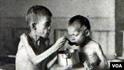 Holodomor: Stalinin silah gücünə başlatdığı kollektivizasiya- kolxozlaşdırma siyasəti nəticəsində 1932-33-cü illərdə təkcə Ukraynada — Şərqi Avropanın çörək zənbili kimi tanınmış məkanda — 5 milyon adamın acından öldüyü təxmin edilir.