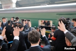 Pemimpin Korea Utara, Kim Jong-un melambai dari dalam kereta, setibanya di Pyongyang, dalam kunjungan tidak resmi ke China, dalam foto tak bertanggal yang dirilis 28 Maret 2018. (Foto: KNCA/dok)