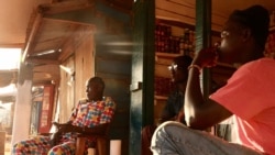 Les commerçants sont assis devant leurs magasins à Bambari, en République centrafricaine, le 18 novembre 2020.