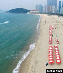 1일 송정· 송도 해수욕장과 함께 개장한 부산 해운대해수욕장 전경. 광안리· 다대포· 일광· 임랑해수욕장은 다음달 1일 문을 연다.