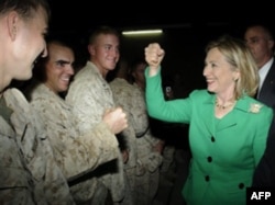 AQSh Davlat kotibasi Manas tranzit markazida harbiylar bilan