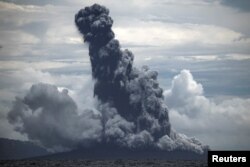 Gunung Anak Krakatau memumtahkan abu vulkanik saat meletus terlihat dari KRI Torani 860 di Selat Sunda, Lampung, 1 Januari 2019 lalu (Foto: Antara).