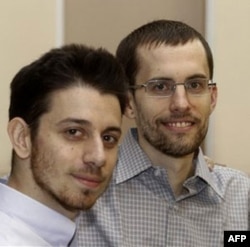 Josh Fattal, chapdan, va Sheyn Bauer, 21-sentabr 2011