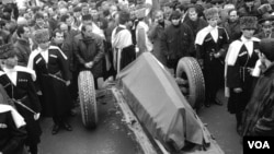 ზვიად გამსახურდიას დაკრძალვა გროზნოში, 1994 წლის თებერვალი. მუსა საიდულაევის ფოტო