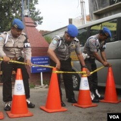 Suasana di TKP bom bunuh diri yang meledak di Masjid Adz-Zikro, Cirebon.