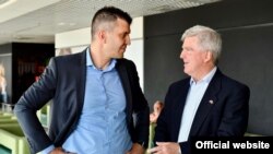 Ministar odbrane Srbije Zoran Đorđević i ambasador SAD u Srbiji Kajl Skat tokom vežbe Platinijumski vuk (foto: Ministarstvo odbrane Srbije)