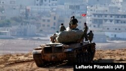 Türkiyə əsgərləri Suriya ilə sərhəddə tankla mövqe tutublar.