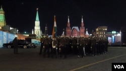 同中国一样，印度也派兵参加了今年5月9日莫斯科红场阅兵。阅兵前夕彩排时印度军人走过红场。（美国之音白桦拍摄）