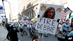 Pendukung Senator Bernie Sanders berdemonstrasi menuntut kemunduran ketua Komite Nasional Partai Demokrat, Debbie Wasserman Schulz, di Philadelphia (24/7).