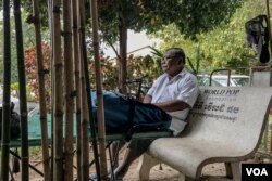 អ្នក​ជំងឺ​មួយ​រូប​អង្គុយ​សម្រាក​ក្រោយ​ការលាង​ឈាម​ នៅ​បរិវេន​មជ្ឃមណ្ឌលលាង​ឈាម​មួយនៅក្នុង​ទីក្រុង​ភ្នំពេញ, នៅថ្ងៃទី​២៣ ខែមករា​ ឆ្នាំ​២០១៨។ (Khan Sokummono/ VOA)