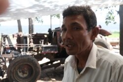 លោក គៀត តុងខេង អាយុ៥៣ឆ្នាំ ប្រជាពលរដ្ឋដែលមានជម្លោះដីធ្លីជាមួយលោក សង ថន ក្នុងស្រុកគាស់ក្រឡ ខេត្តបាត់ដំបង។(ស៊ុន ណារិន/វីអូអេ)