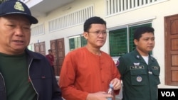 លោក​ នី ចរិយា អគ្គ​លេខាធិការ​រង​គណៈ​កម្មាធិការ​ជាតិ​រៀប​ចំ​ការ​បោះ​ឆ្នោត ដែល​ត្រូវ​បាន​តុលាការ​ឃុំខ្លួន​បណ្តោះ​អាសន្ន​ពាក់ព័ន្ធ​នឹង​សំណុំ​រឿង​សូកប៉ាន់​សាក្សី ត្រូវ​បាន​សមត្ថកិច្ច​បណ្តើរ​ចូល​សវនា​ការ នៅ​រាជធានី​ភ្នំពេញ កាលពី​ថ្ងៃទី១១ ខែវិច្ឆិកា ឆ្នាំ២០១៦។ (កាន់ វិច្ឆិកា/VOA)