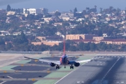 Sebuah pesawat Southwest Airlines bersiap untuk melakukan pendaratan di Bandara Internasional San Diego, California, saat perusahaan telekomunikasi AS, maskapai penerbangan dan FAA terus membahas dampak potensial dari layanan nirkabel 5G pada elektronik pesawat. (Reuters).