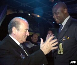 Le président de la Fecofa, Constant Omari, et l'ex-président de la FIFA, Sepp Blatter, Buenos Aires, Argentine, le 6 juillet 2001
