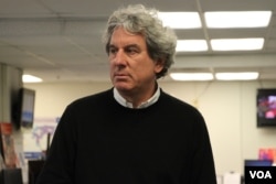 រូបឯកសារ៖ លោក​ ប្រេដ អាដាមស៍ (Brad Adams) នាយក​អង្គការ​ឃ្លាំ​មើល​សិទ្ធិមនុស្ស​ Human Rights Watch ប្រចាំ​តំបន់​អាស៊ី មាន​វត្តមាន​នៅ​ទីស្នាក់ការ​វីអូអេ​នៅ​រដ្ឋ​ធានី​វ៉ាស៊ីនតោន កាលពី​ថ្ងៃព្រហស្បតិ៍ ទី១៥ ខែធ្នូ ឆ្នាំ២០១៦។ (ទែន សុខស្រីនិត/VOA)