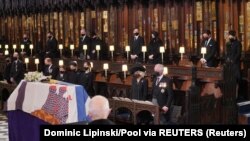 Anggota keluarga Kerajaan Inggris menghadiri prosesi pemakaman Pangeran Philip, suami dari Ratu Elizabeth II, di Kastil Windsor di Windsor, Inggris, pada 17 April 2021. (Foto: Pool via Reuters/Dominic Lipinski)