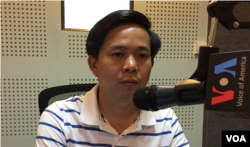 លោក តឹក វណ្ណារ៉ា នាយក​អង្គការ​វេទិកា​នៃ​អង្គការ​មិនមែន​រដ្ឋាភិបាល​ស្តីពី​កម្ពុជា ផ្តល់​បទសម្ភាសន៍​ដល់​VOA នៅ​ភ្នំពេញ​កាលពី​ថ្ងៃទី​២៤ ខែតុលា ឆ្នាំ២០១៥ អំពី​បញ្ហា​បរិស្ថាន​និង​ការធ្វើ​សមាហរណកម្ម​អាស៊ាន។ (ផន បុប្ផា/VOA)