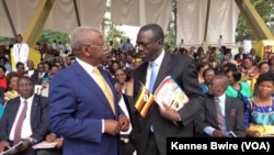 Wagombea kiti cha rais Uganda Mbabazi na Besigye wakizungumza kabla ya Papa kuwasili Namugongo