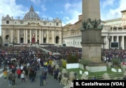 Faithful attending Palm Sunday Mass in Saint Peter's Square, at the Vatican, Apr. 14, 2019.