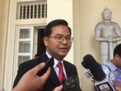 រូបឯកសារ៖ លោក ជិន ម៉ាលីន អ្នកនាំពាក្យ​ក្រសួង​យុត្តិធម៌ ថ្លែង​ប្រាប់​អ្នកសារព័ត៌មាន​ក្រោយ​បញ្ចប់​កិច្ច​ប្រជុំនៅ​ក្រសួង​យុត្តិធម៌ នាថ្ងៃ​ទី​២១​ ខែ​កុម្ភៈ ឆ្នាំ​២០១៧។(កាន់ វិច្ឆិកា/VOA)