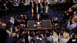 زاکربرگ برای چهارساعت به سوالات کمیتۀ عدلی و تجارتی سنا پاسخ داد