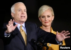 지난 2008년 미국 대통령 선거 당시 공화당 대선후보였던 존 매케인 상원의원이 대선 패배 후 부인 신디 여사가 지켜보는 가운데 패배 수락 연설을 하고 있다.