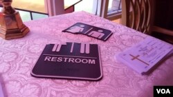 Simbol kamar kecil yang rusak di lobi Gereja Wedgewood di Charlotte, North Carolina. (W. Gallo/VOA)