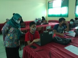 Wakil Ketua Komisi Perlindungan Anak Indonesia Rita Pranawati ketika mengawasi persiapan sekolah tatap muka (foto: courtesy).