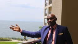 Le directeur général kenyan James Nzavwxala fait des gestes à son hôtel Serena à Goma le 16 octobre 2020.