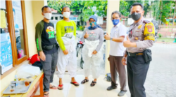 Tim relawan pemulasaran jenazah juga bekerja sama dengan tim lain dalam memberikan pelayanan. (Foto: Courtesy/Fauzan M)