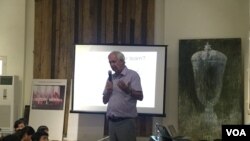 លោកហ្គុនណា បឺកស្រ្តម​ធ្វើ​បឋកថា​សាធារណៈ​ទៅ​កាន់​ក្រុម​សិស្សានុសិស្ស និង​សាធារណជន​នៅ​ឯសាលវិចិត្រសិល្បៈ​SRI Arts Gallery នៃ​មជ្ឈមណ្ឌល​ឯកសារ​កម្ពុជា កាល​ពី​ថ្ងៃ​ទី​១២ ខែ​កញ្ញា ឆ្នាំ​២០១៦។ (ណឹម សុភ័ក្រ្តបញ្ញា/VOA)