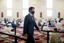 Perdana Menteri Kanada Justin Trudeau mengunjungi Masjid Hamilton Mountain pada awal Idul Fitri di Hamilton, Ontario, Kanada 20 Juli 2021. (Foto: REUTERS/Nick Iwanyshyn)