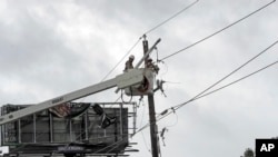 德克萨斯电力工人在抢修受飓风哈维破坏的电线。（2017年8月26日）