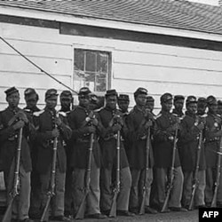 200 mingdan ziyod qora tanlilar shimol tarafida turib, janubdagi konfederatsiya qo’shinlariga qarshi kurashadi