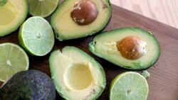 آوکادو میوه‌ای است که در مناطق استوایی رشد می‌کند