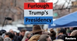 Zaposleni u službi za interne prihode (IRS) okupljeni ispred zgrade federalne institucije protestuju protiv tekućeg zatvaranja vlade, u Ogdenu, Juta, SAD, 10. januara 2019.