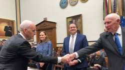 众议院军委会主席史密斯(Adam Smith,左)与退役美国海军少将麦德伟(Michael McDevitt)握手（美国之音黎堡摄）