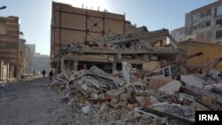 خبرگزاری ایرنا این عکس را از یکی از واحدهای مسکن مهر که در زلزله کرمانشاه تخریب شده، گذاشته. خانه های جدیدی که به نظر می رسد مقاومتی در مقابل زلزله نداشت.